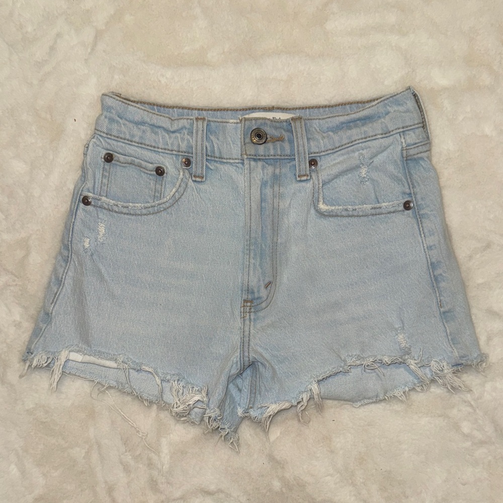Abercrombie Light Wash “the mom short high rise” Distressed Denim Shorts 23